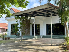 2-bed house near beach w/ aircon